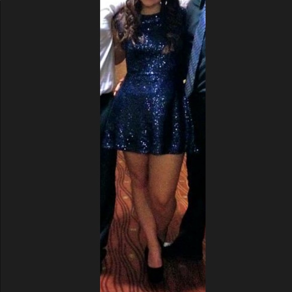 Blue sequin cocktail dress with open back - Picture 3 of 3